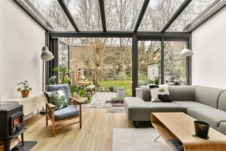 Véranda moderne à Maurepas : tendances et idées déco pour un espace lumineux...